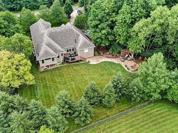 4th image of 7879 Old Woods Ct