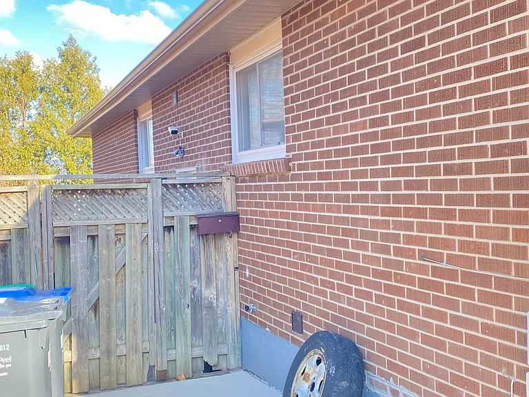 135 Bonham Blvd #BASEMENT — Photo 15