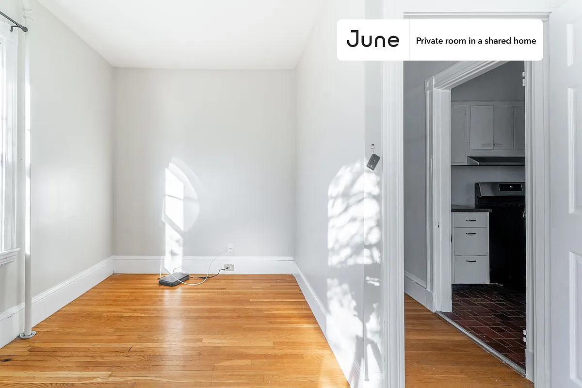 Full bedroom in 3 bed/1 bath home in Brighton #1516 C — Photo 3