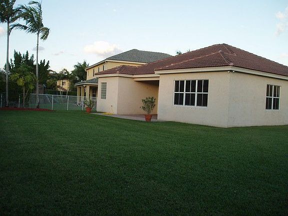 3rd image of 638 Honeysuckle Ln