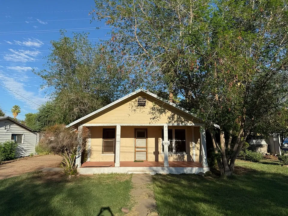 1215 S Farmer Ave
