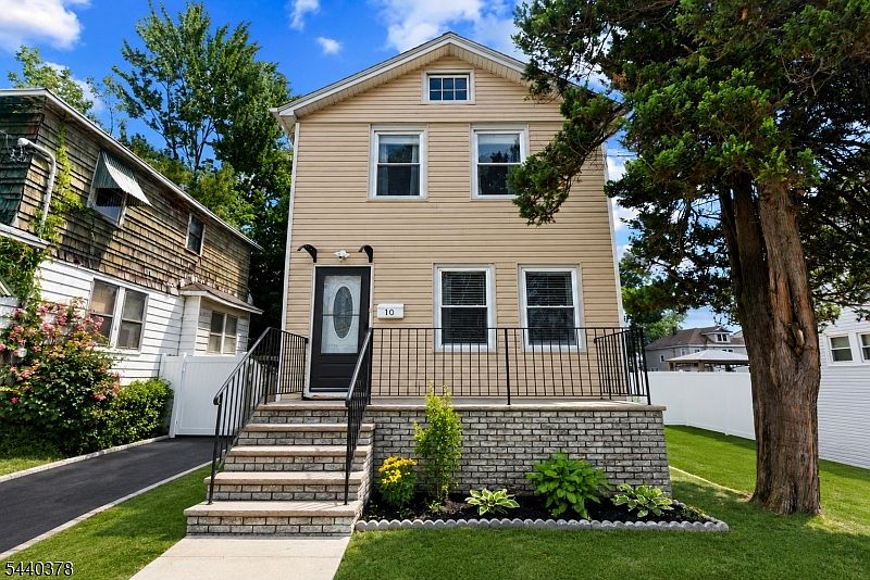 1st image of 10 Arcadia Pl