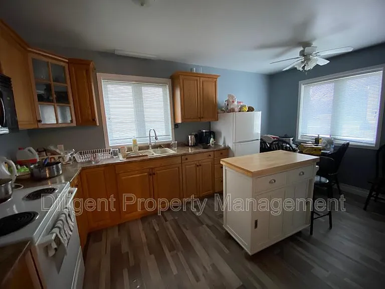 588 Howden St #6 — Photo 8