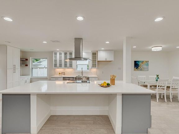3rd image of 3318 Camelot Dr