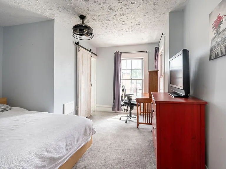 Spare bedroom w/bathroom
