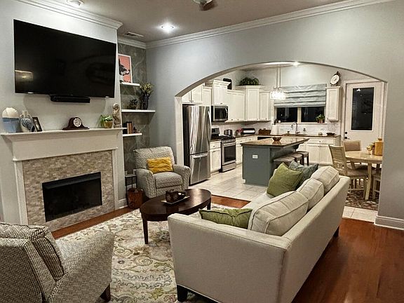 2nd image of 114 Laurel Grove Blvd