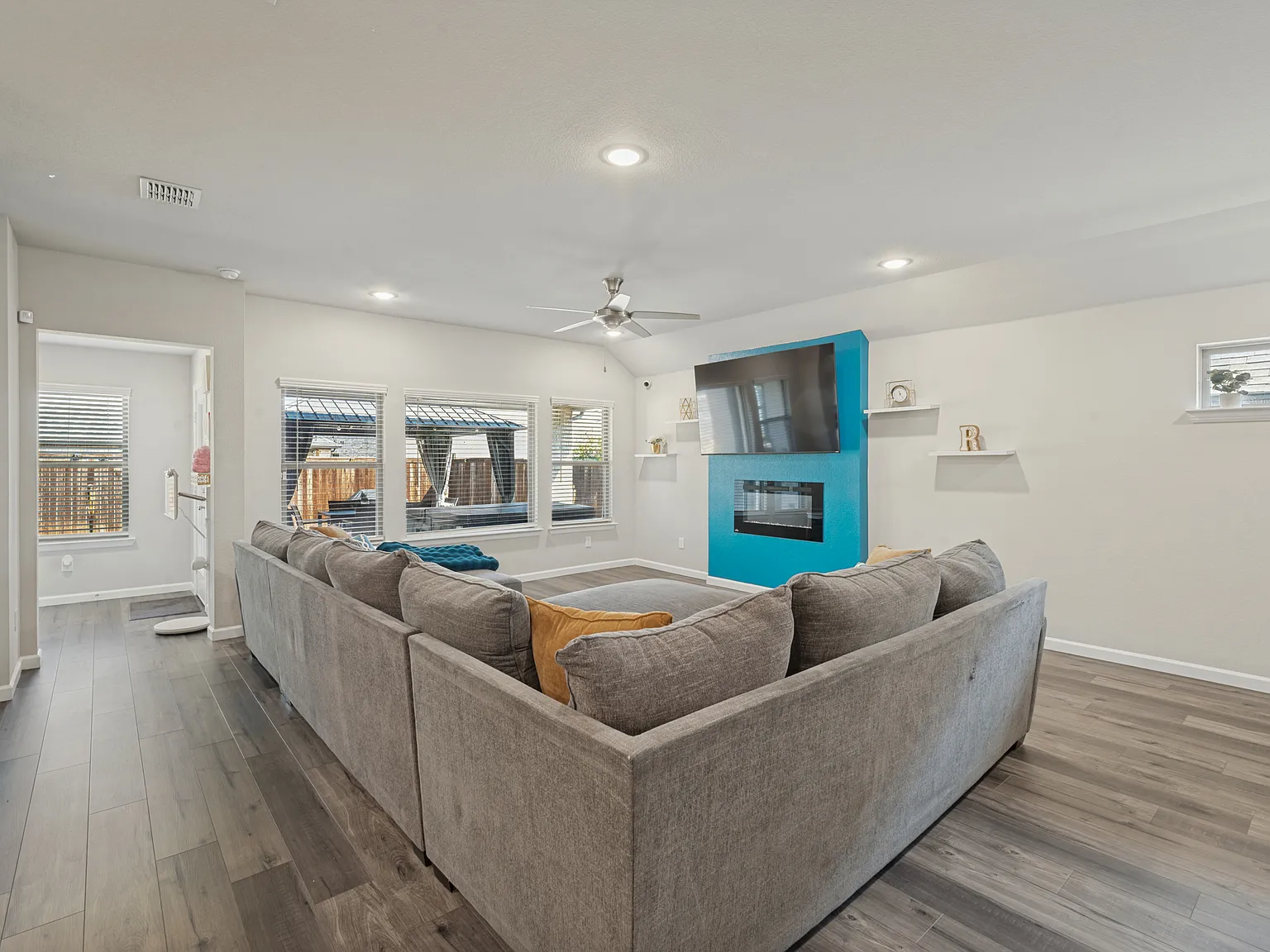 4 bed, 2164 sqft, $2,900 — Photo 3