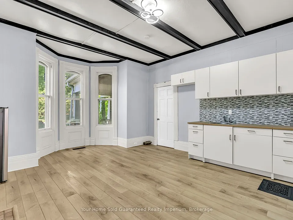 42 Vansittart Ave