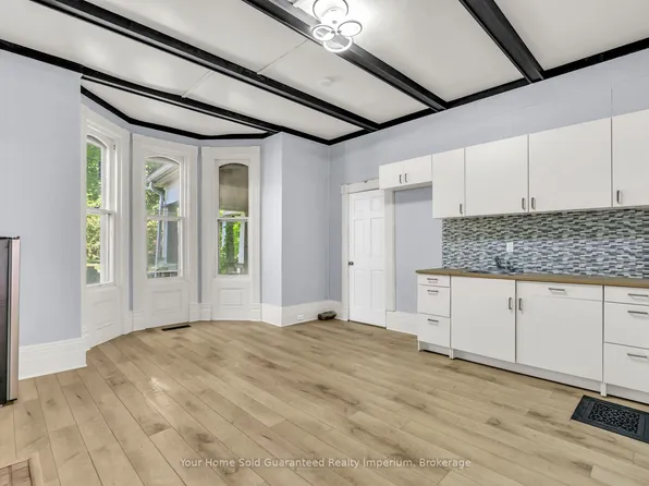 42 Vansittart Ave, Woodstock, ON N4S 6E2