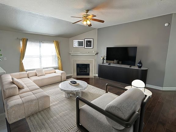 Livingroom with fireplace