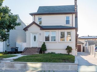 545 Oxford Rd, Cedarhurst, NY 11516