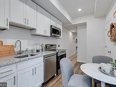 2224 Greenwich St — Photo 4