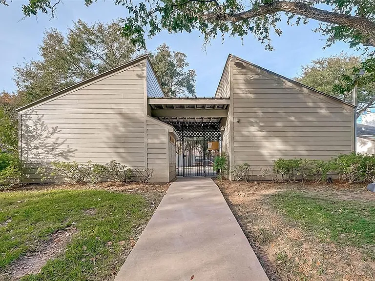 12111 Poulson Dr — Photo 4