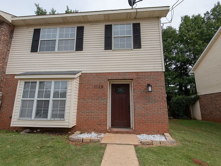1128 Chinook St — Photo 2