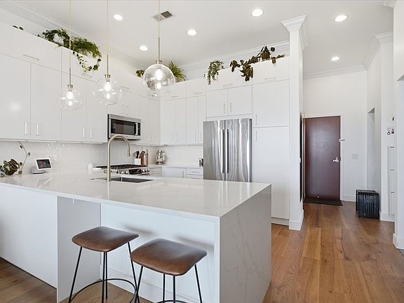 3rd image of 3920 N Sheridan Rd #504