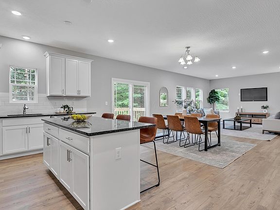 5th image of 373 Laurel Oaks Ln