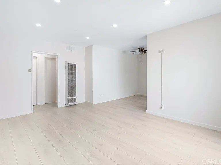 580 W Stocker St #4 — Photo 2