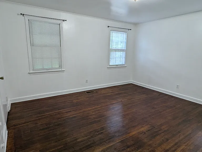 540 N Park St — Photo 2