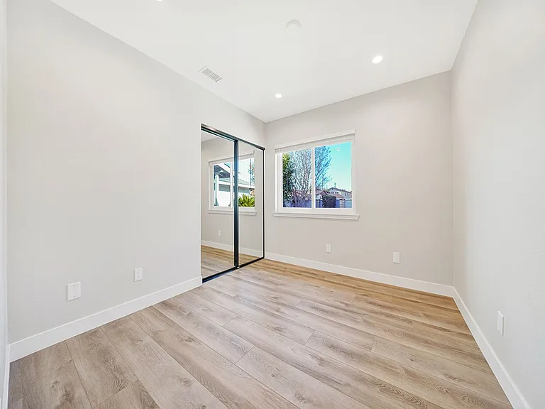 2476 Elden Ave — Photo 8