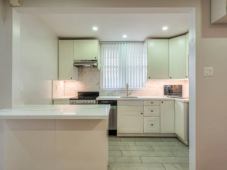 16 Acacia Rd #UPPER — Photo 6