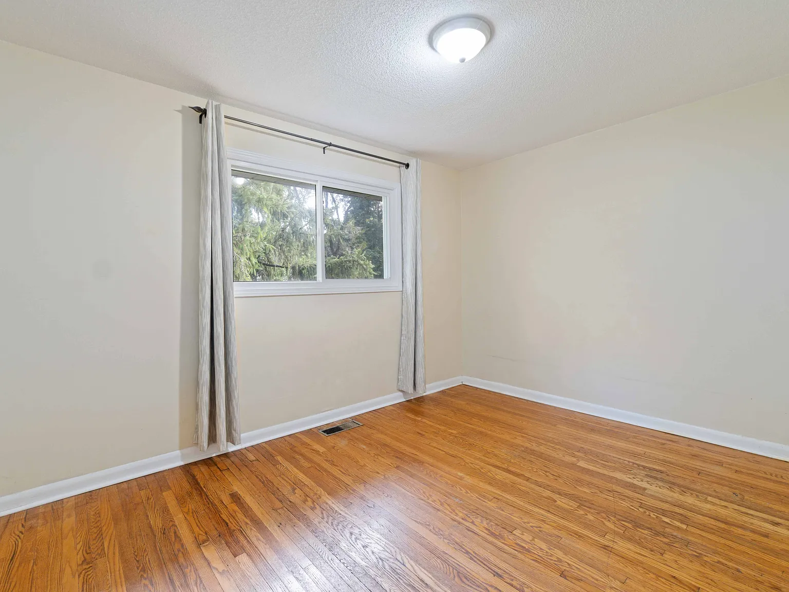 1100 Exmouth, Sarnia - - — Photo 2
