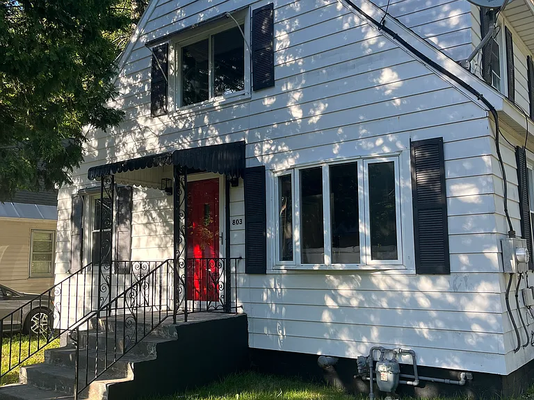 803 Park Dr — Photo 1