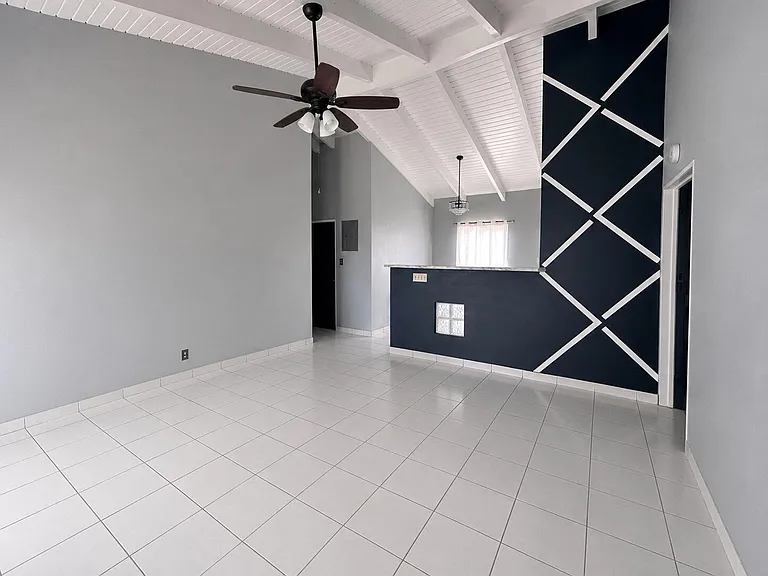 716 Strawberry Hill Est — Photo 2