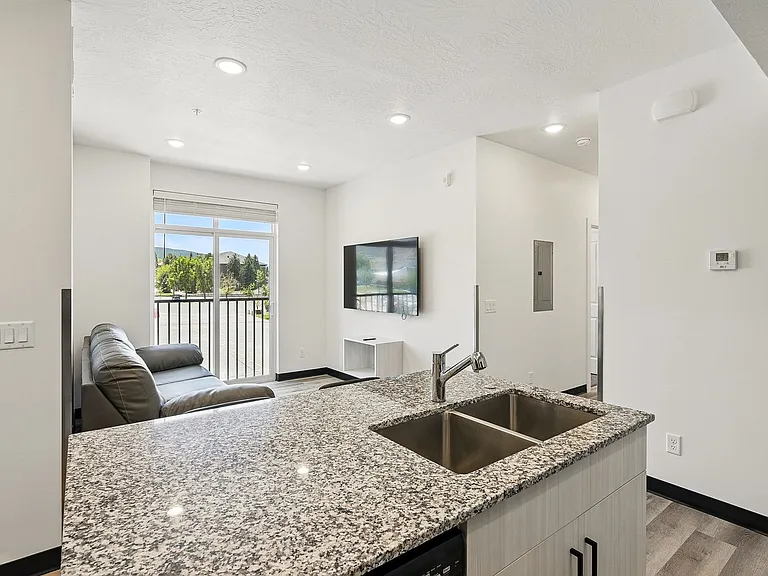 118 N 400 W — Photo 24