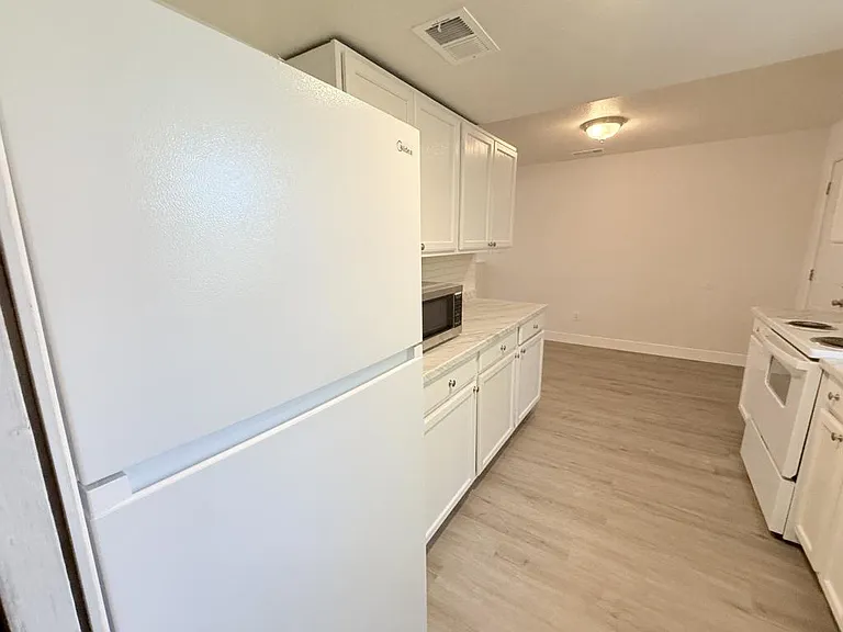 610 W Avenue B — Photo 17
