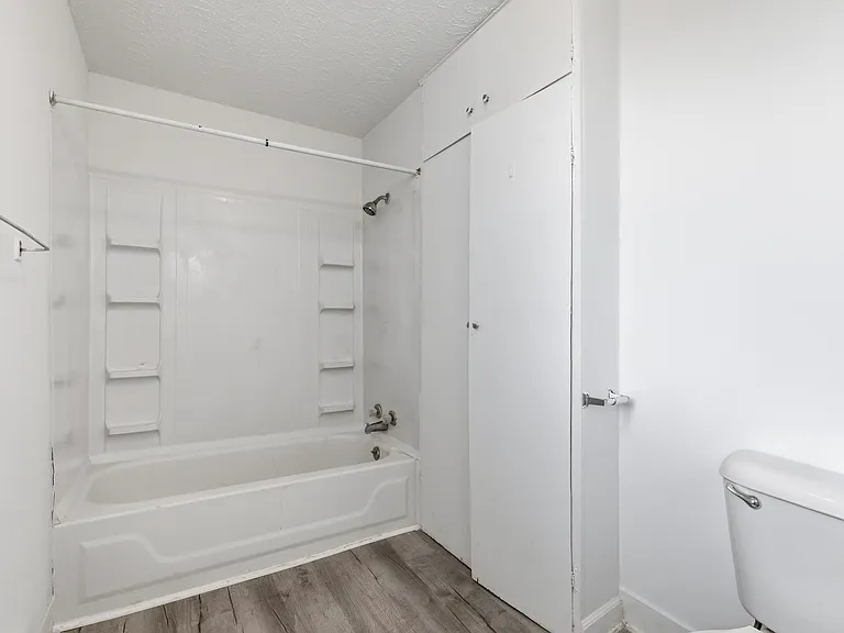 1010 W 2nd St #2 — Photo 13