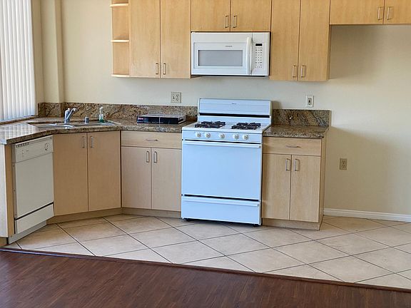 5th image of 5928 Woodman Ave #202