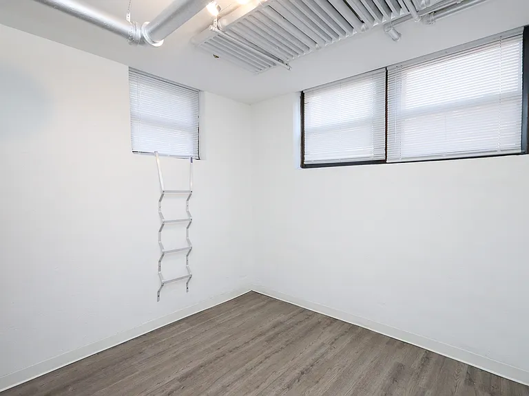 Yale Apartments — Photo 35