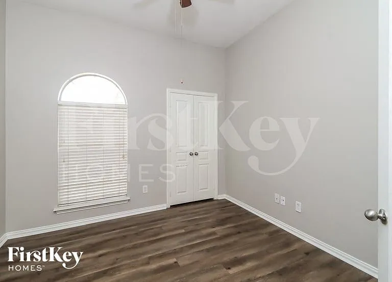 911 Joshua Dr — Photo 12