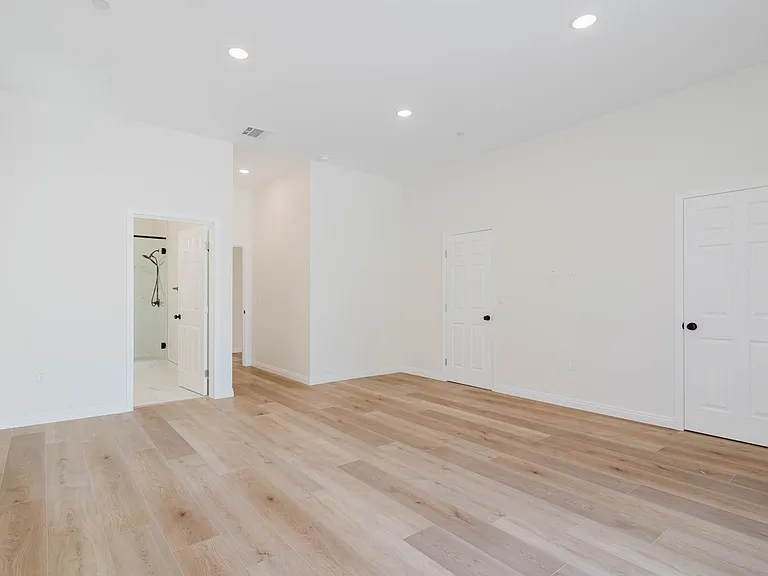1079 E Elmwood Ave — Photo 13