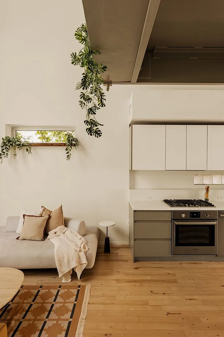 Modern Architectural Loft in the Hollywood Hills — Photo 3