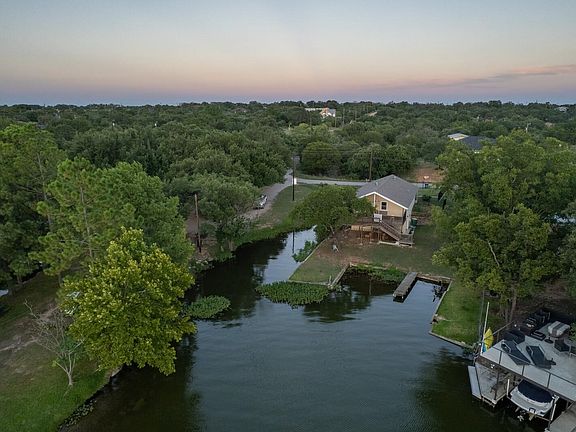 5th image of 903 N Shorewood Dr