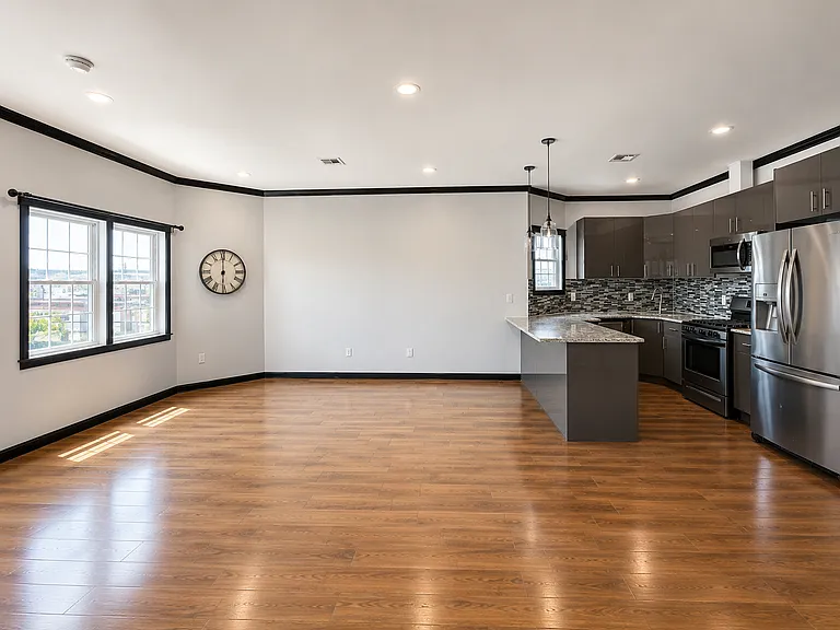 56 E 48th St #2 — Photo 2