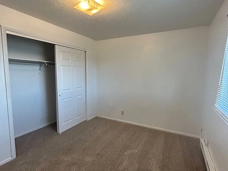 Main 819 S — Photo 20