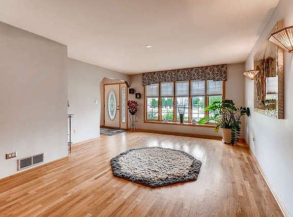 5th image of 6204 W 93rd Pl