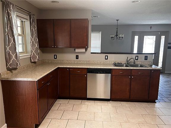 3rd image of 124 Melvyn Dr