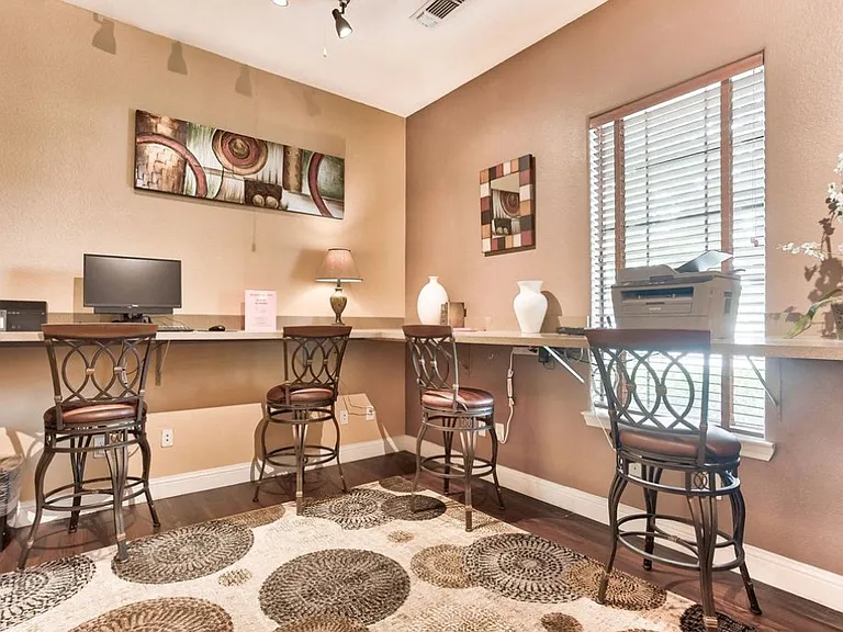 At Vance Jackson, we have all you need to feel right at home. Located in beautiful San Antonio, our prime location is near many restaurants, retail, and much more.