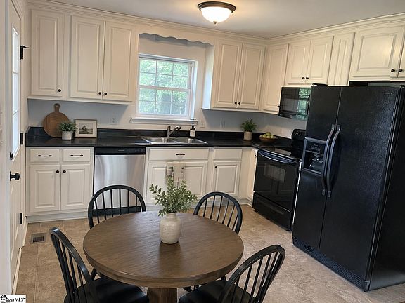 4th image of 270 Circle Dr