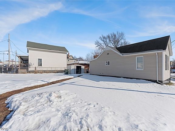 3rd image of 912 Essig Ct NW