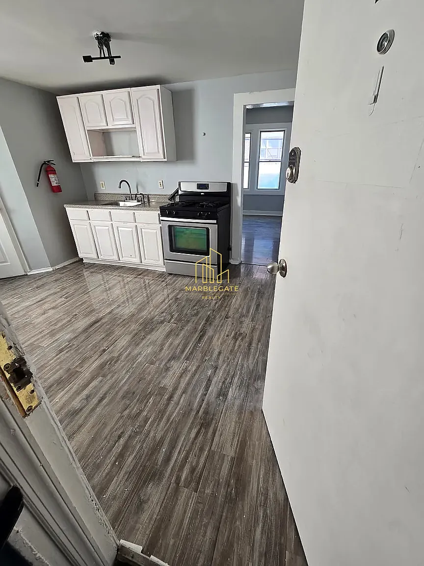 3 bed, 1050 sqft, $1,950 — Photo 4
