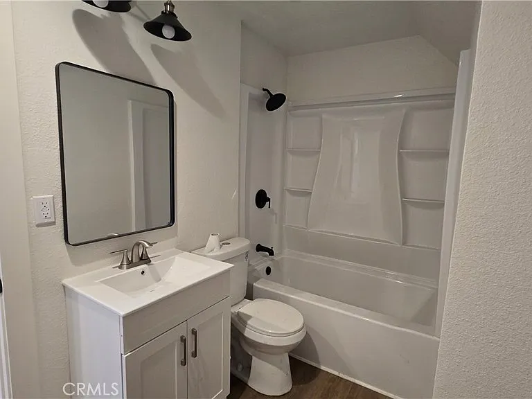 975 N Park Cir #B — Photo 9
