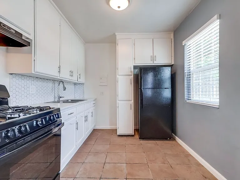 2419 S. Ridgeley Dr — Photo 3