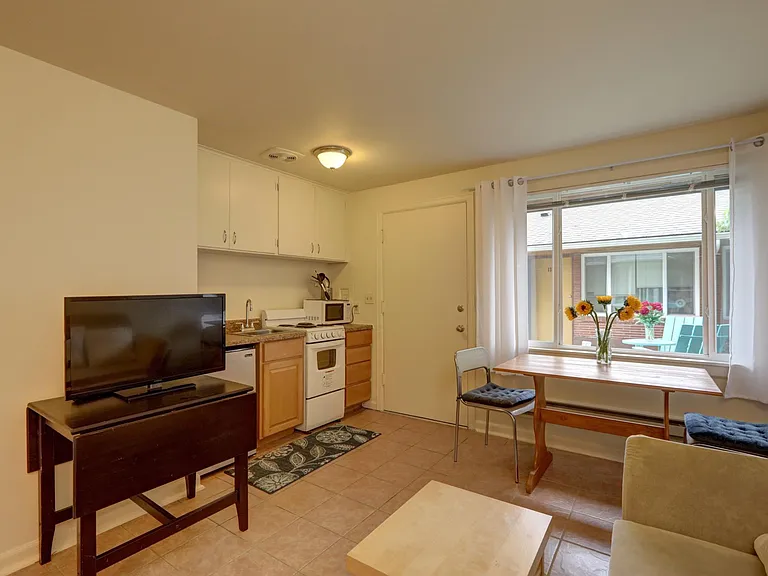 2800 NE 55th St #9 — Photo 6