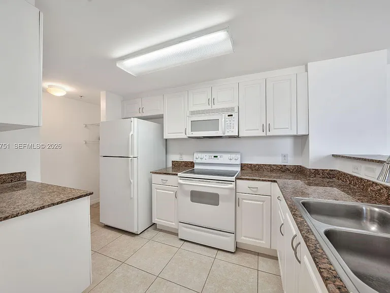 215 SW 42nd Ave #507 — Photo 5