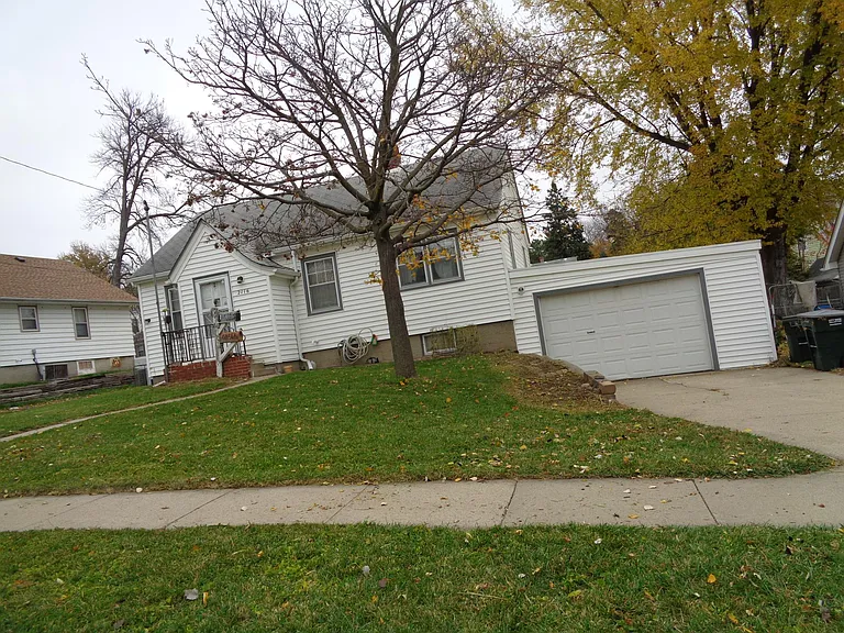 2116 S Clinton St — Photo 2