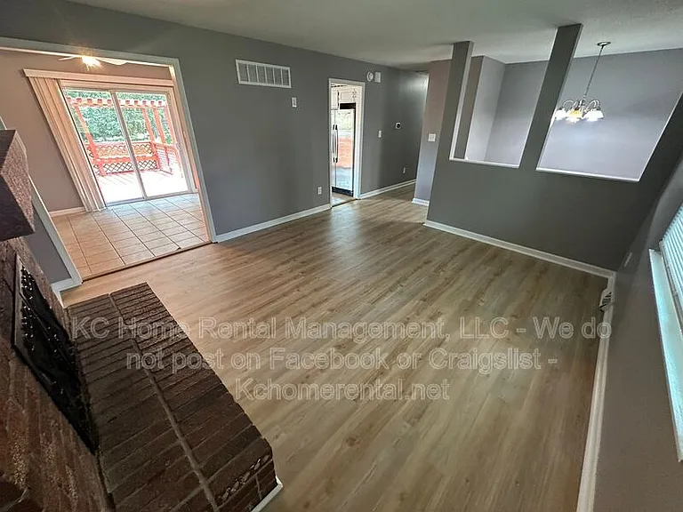424 NE Lakeview Dr — Photo 6